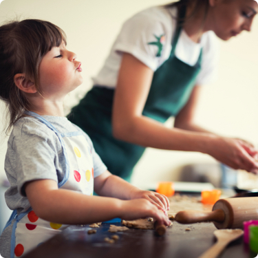 enfant qui met la main à la pâte